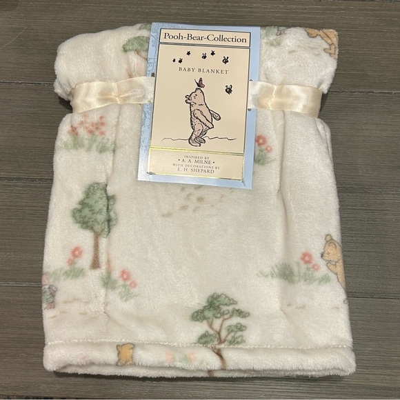 Classic Winnie the Pooh Baby Blanket - Picture 1 of 5